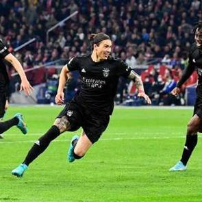 Benfica &ccedil;eyrek finalde! Ajax Devler Ligi'ne veda etti!