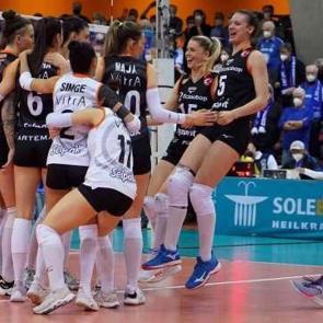 CEV Kupası şampiyonu Eczacıbaşı yurda d&ouml;nd&uuml;