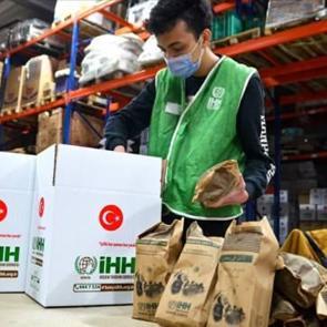 İHH, Musul'da ihtiya&ccedil; sahibi ailelere Ramazan &ouml;ncesi kumanya dağıttı