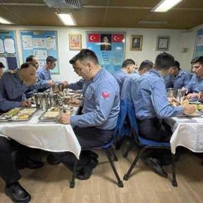 Mavi vatan nöbetinde bahriyeliler ilk iftarını yaptı
