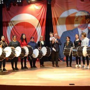 Mersin’in kadın ramazan davulcuları manileriyle sahura uyandırıyor   