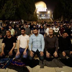 Mescid-i Aksa&rsquo;da binlerce M&uuml;sl&uuml;man ilk teravih namazını kıldı