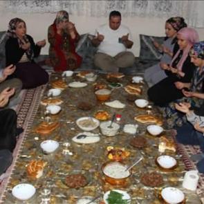 Türkiye'de ilk iftar Şemdinli'de yapıldı