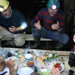 Zonguldak’ta madenciler yerin 300 metre altında ilk sahurunu yaptı
