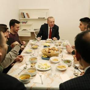"Arkadaşlarımızdan biri imam, Cumhurbaşkanımız Erdoğan m&uuml;ezzin oldu"
