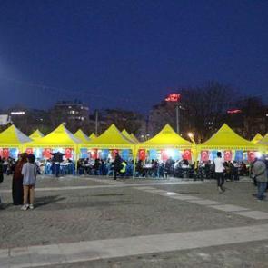 B&uuml;y&uuml;kşehir, her g&uuml;n bir mahallede iftarlık yemek dağıtıyor