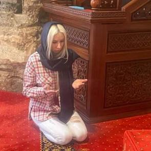 Ezan sesini duyan Ukraynalı kadın Müslüman oldu: İçimde bir şeyin titrediğini hissettim