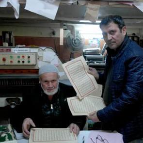 Mersin&rsquo;de cilt ustası Kur&rsquo;an-ı Kerim&rsquo;leri &uuml;cretsiz yeniliyor 