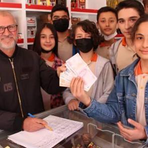 Ortaokul öğrencilerinden örnek davranış! Harçlıklarıyla veresiye defterini kapattılar