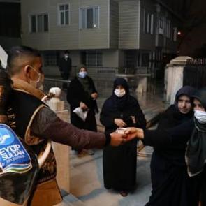 Eyüpsultan'da ramazan gelenekleri yaşatılıyor! Teravih namazı sonrası şerbet ikramı