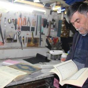 Erzincan'da 45 yıldır yıpranan Kuran-ı Kerim'lerin ciltlerini yeniliyor