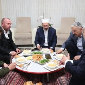 Diyanet İşleri Başkanı Erbaş, sahurda imam hatibin evine konuk oldu