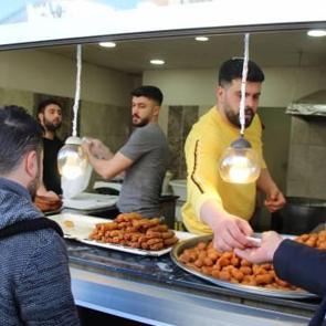 Mardin’de Ramazan ayında tatlı girmeyen ev kalmıyor: Askıda tatlı geleneği