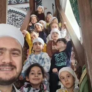 Camiyi yaşam alanına &ccedil;evirdi... Bu camide yok yok