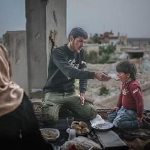 İdlib'de enkaz arasında iftar