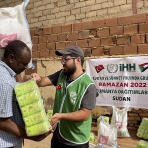 İHH’dan Sudan’da 2 bin 680 kişiye iftarlık ikramı