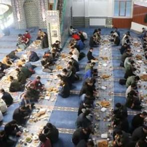 Sivas’ta üniversite öğrencileri camide oruç açtı   