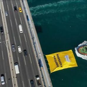 5 kupalı şampiyon VakıfBank&rsquo;ın bayrağı İstanbul Boğazı&rsquo;na asıldı