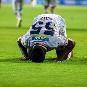 Başakşehirli futbolcu İsrailli taraftarların &ouml;n&uuml;nde secde yaptı