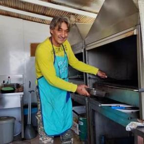 Hollywood yıldızlarına eğitim veriyordu, şimdi alabalık pişiriyor