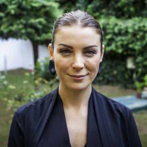 &Ouml;zge &Ouml;zberk kimdir ve ka&ccedil; yaşındadır? Kardeşi kim? &Ouml;zge &Ouml;zberk filmleri ve tv dizileri