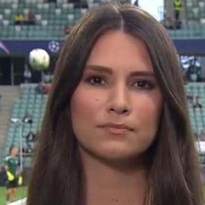 Topu bilerek kadın muhabire attı! Sosyal medyada g&uuml;ndem oldu