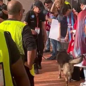 Fransa'da skandal! Trabzonspor taraftarına k&ouml;pekli arama
