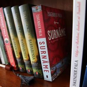 "Surname", tarihin eğlenceli d&uuml;ğ&uuml;nlerine bir kapı aralıyor