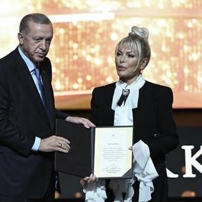 Ajda Pekkan'a Erdoğan'dan &ouml;d&uuml;l! "Milli değerlerim daima &ouml;ncelikli"