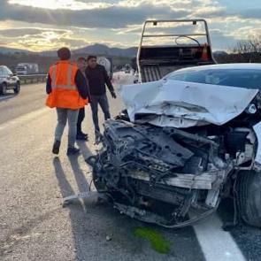 Düzce'de kaza: Otomobil bariyerlere çarptı, yaralılar var!