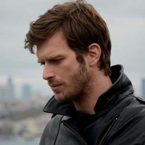 Kıvan&ccedil; Tatlıtuğ dizi setinde fenalaştı! Apar topar hastaneye kaldırıldı