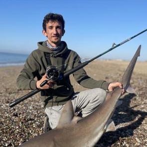 Antalya'da bir gen&ccedil;, oltasına takılan k&ouml;pek balığını denize bıraktı 