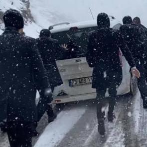 Karlı yollar geçit vermedi! AK Parti heyeti, vali ve belediye başkanı vazgeçmedi