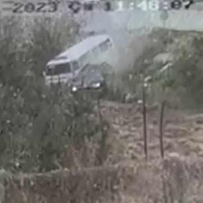 Kavşakta minibüsle otomobil çarpıştı; 7 kişinin yaralandığı kaza kamerada