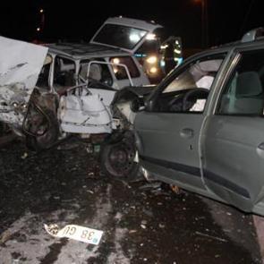 Otomobiller kafa kafaya çarpıştı: 5 yaralı