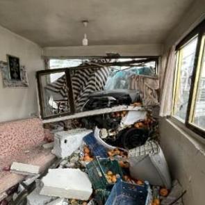 Park halindeyken freni boşalan TIR, taksi durağına ile 5 araca çarptı