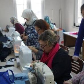 Depremzedeler i&ccedil;in kıyafetler dikiyorlar