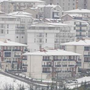 Ev sahipleriyle görüştü, depremzedeler için 100 ev hazırlandı