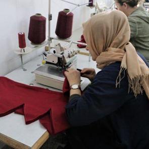 Depremzedeler i&ccedil;in uyku tulumu dikiyorlar