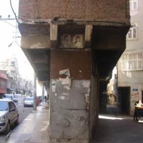 Bu bina depremlere rağmen ayakta! Görenler hayrete düşüyor