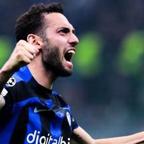 Hakan &Ccedil;alhanoğlu'ndan alkış alan hareket!