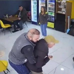 Heimlich manevrası ile yaşlı adamın hayatta kalmasına yardım etti