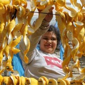 Mahallelinin ge&ccedil;im kaynağı oldu: 3 liraya alıp 18 liraya satıyorlar