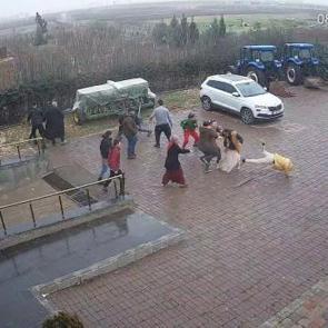 Deprem y&uuml;z&uuml;nden k&ouml;ye d&ouml;nen aile, akrabaları tarafından lin&ccedil; edildi