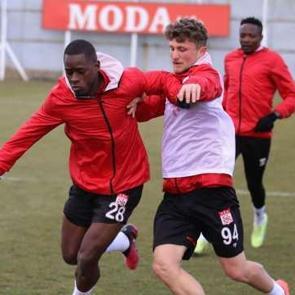 Sivasspor'da Fiorentina mesaisi s&uuml;r&uuml;yor!