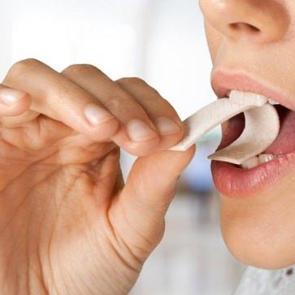 Oruç tutarken sakız çiğnemek orucu bozar mı? Aromasız sakız orucu bozar mı Diyanet…