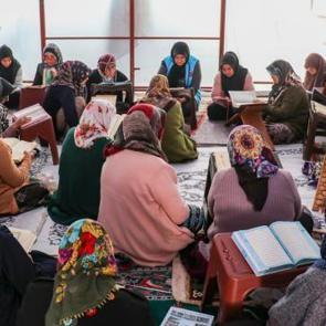 Ramazanın asırlık geleneği "mukabele" &ccedil;adırlarda s&uuml;rd&uuml;r&uuml;l&uuml;yor