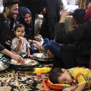 Karaçi'de Müslümanlar, sahurda bir araya geldi