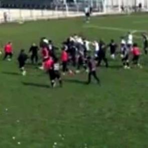 Amat&ouml;r ma&ccedil;ta kavga &ccedil;ıktı: 3 taraftar g&ouml;zaltına alındı