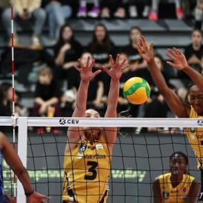 Fenerbah&ccedil;e, Vakıfbank&rsquo;a set vermedi! Final kapısı aralandı